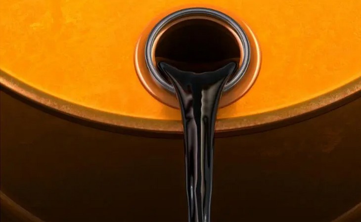 Petróleo fecha em alta com dólar fraco e ignora projeções de baixo crescimento da demanda
