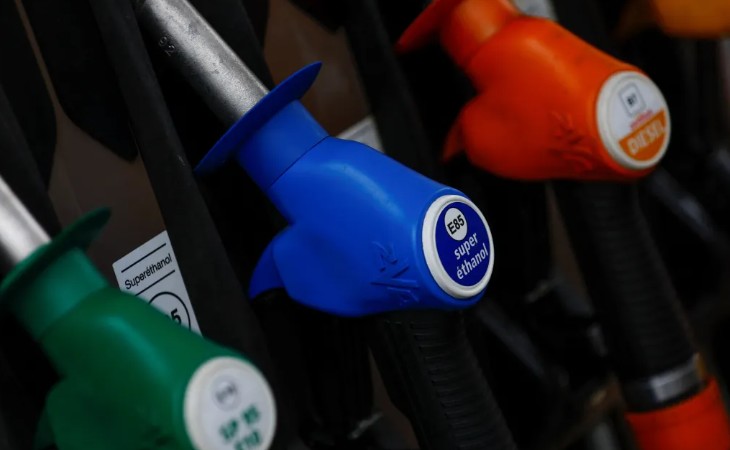 Gasolina recua para R$ 6,45 e etanol sobe 1,49% em fevereiro