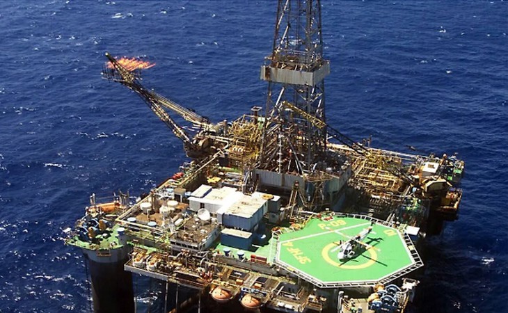 Petróleo recua mais de 2% nesta quinta-feira (16/10) com avanço em estoques nos EUA e alívio geopolítico
