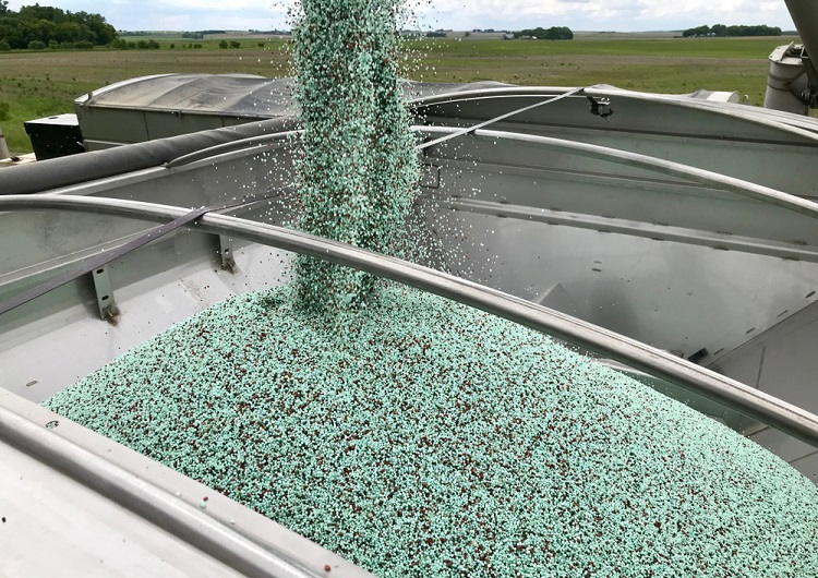 Brasil acelera compra de fertilizantes e importações batem recorde